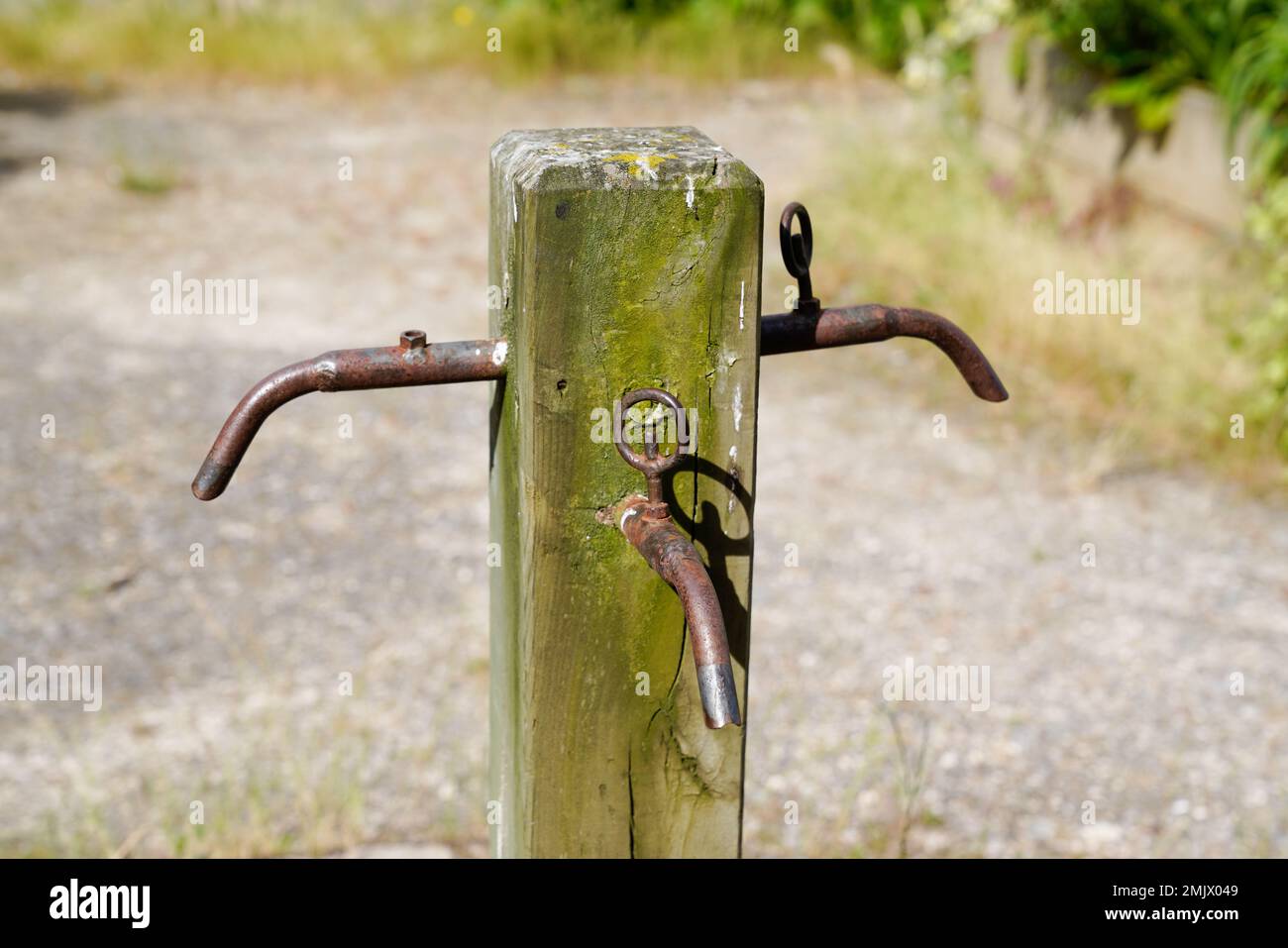 grifos antiguos antiguos antiguos válvula de agua vintage y válvulas de  control viejas oxidadas al aire libre Fotografía de stock - Alamy