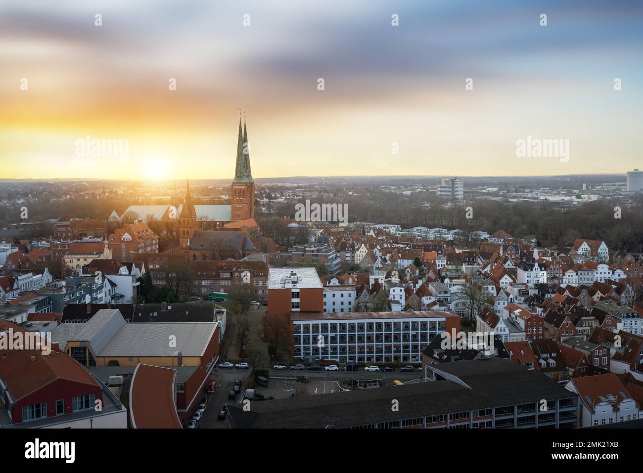 Vista aérea de Lubeck con la Catedral de Lubeck - Lubeck, Alemania Foto de stock