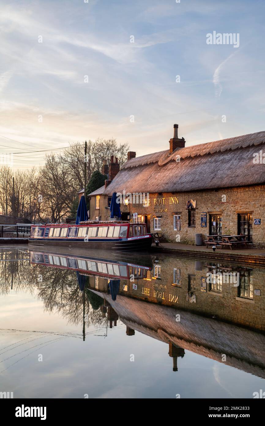 El Boat Inn en el Canal Grand Union en Stoke Bruerne en la helada de invierno al amanecer. Northamptonshire. Inglaterra Foto de stock