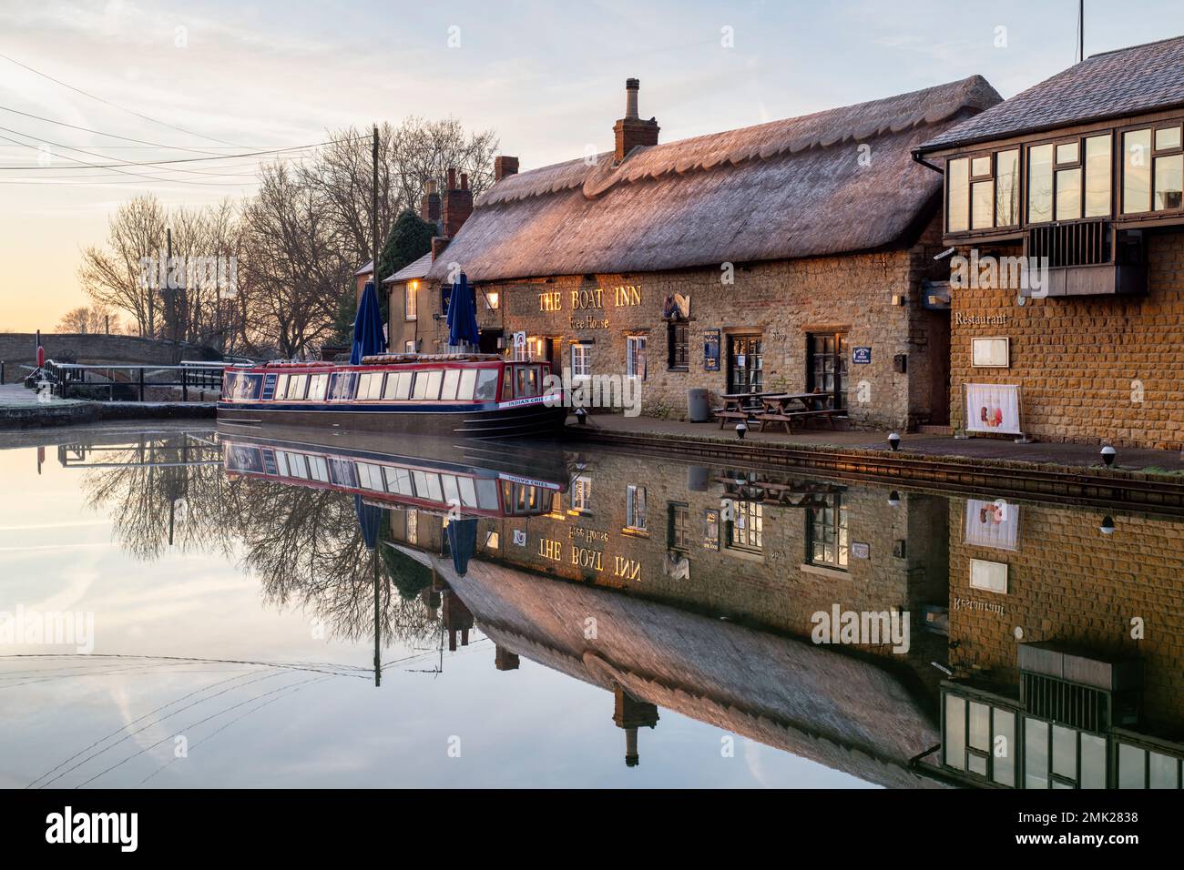 El Boat Inn en el Canal Grand Union en Stoke Bruerne en la helada de invierno al amanecer. Northamptonshire. Inglaterra Foto de stock