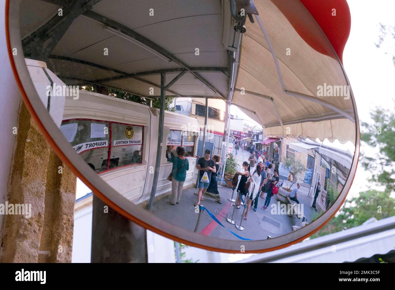 Control de pasaportes en el lado turco de cruzar la calle Ledra en Nicosia Foto de stock
