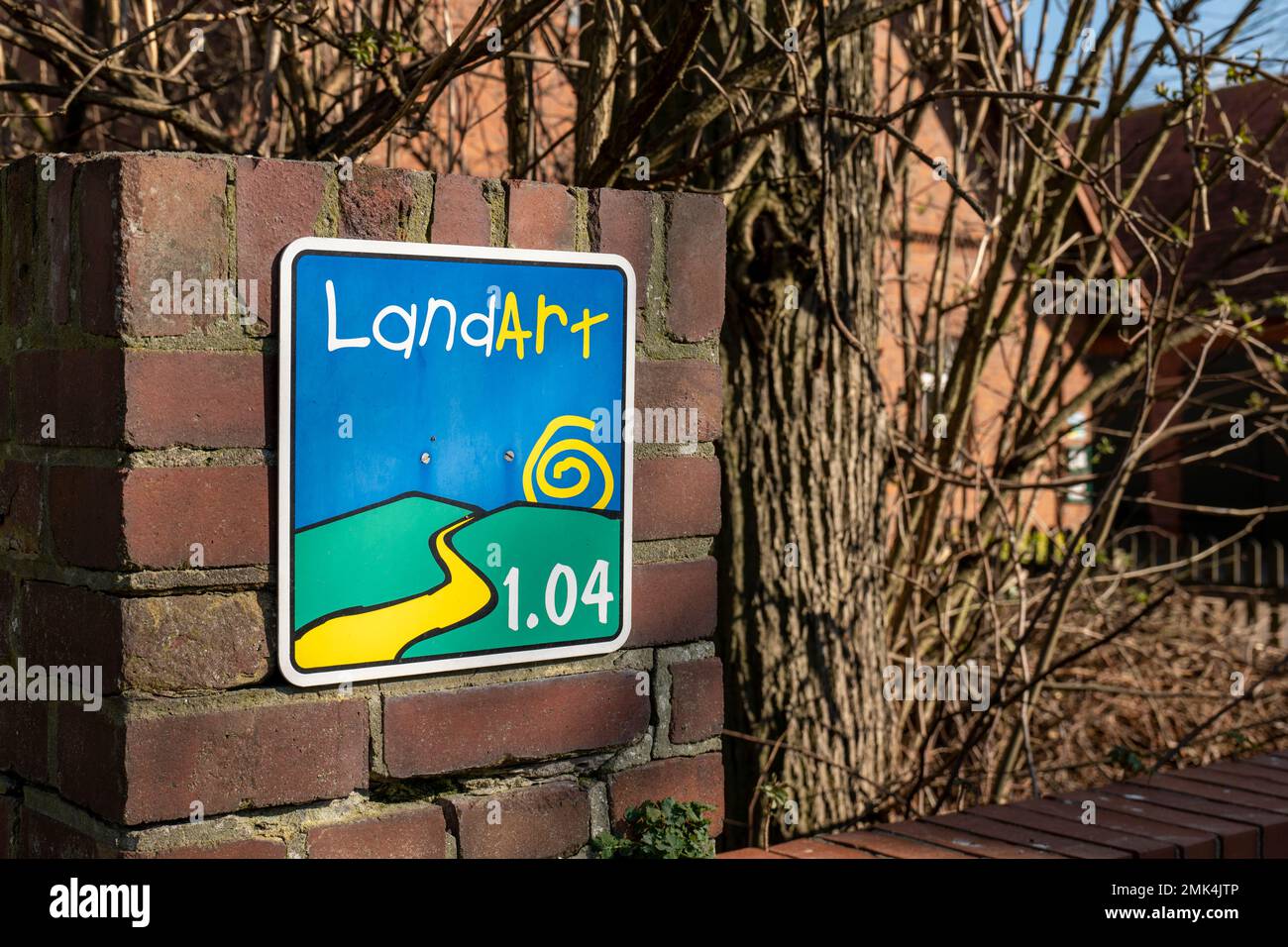 Señal para la estación 1,04 en Petershagen-Hävern de la ruta LandArt en el distrito Minden-Lübbecke. Foto de stock