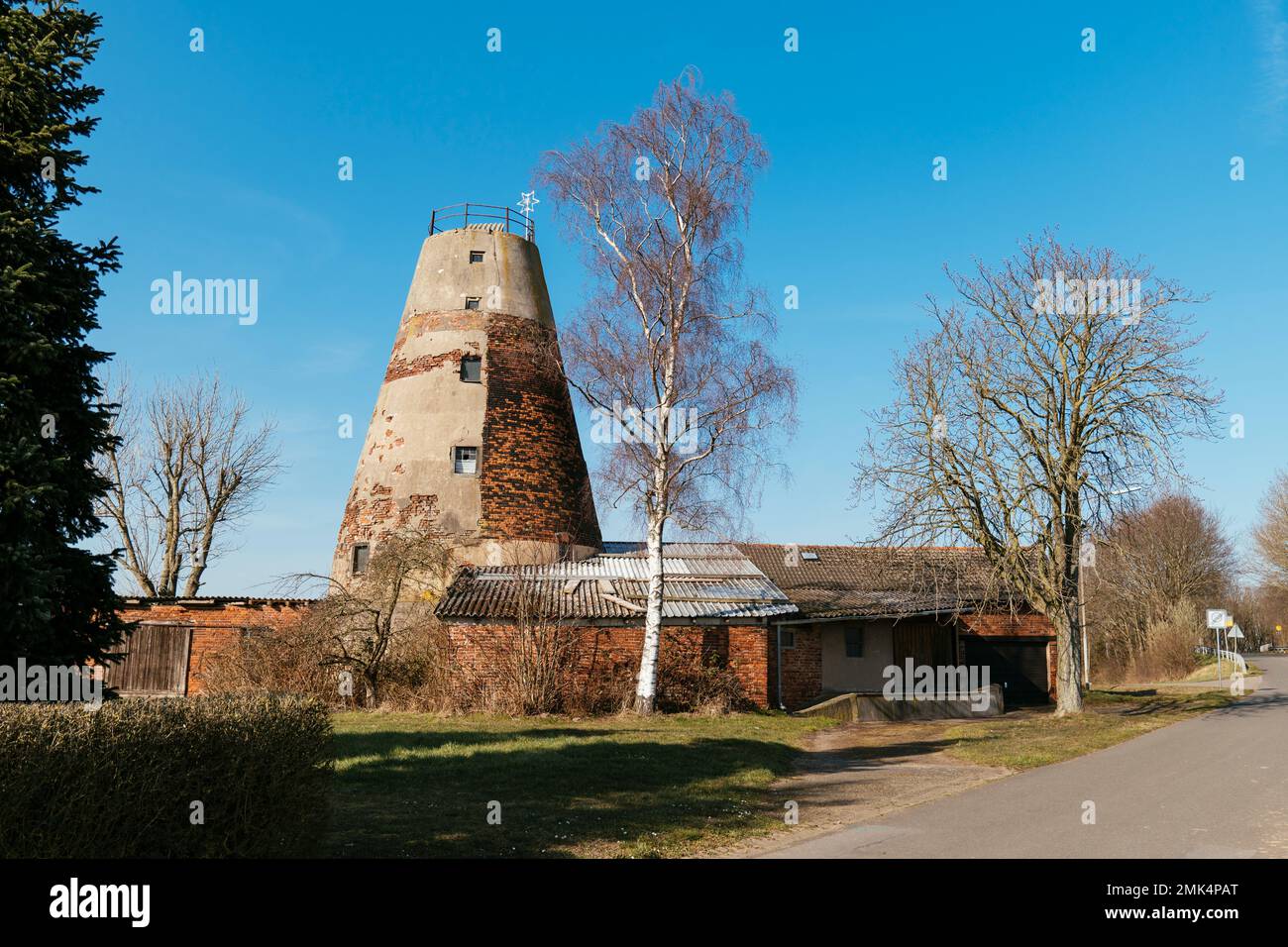 Restos de un antiguo molino conocido como Schwalenbrinker Mühle cerca de Petershagen-Wietersheim. Foto de stock
