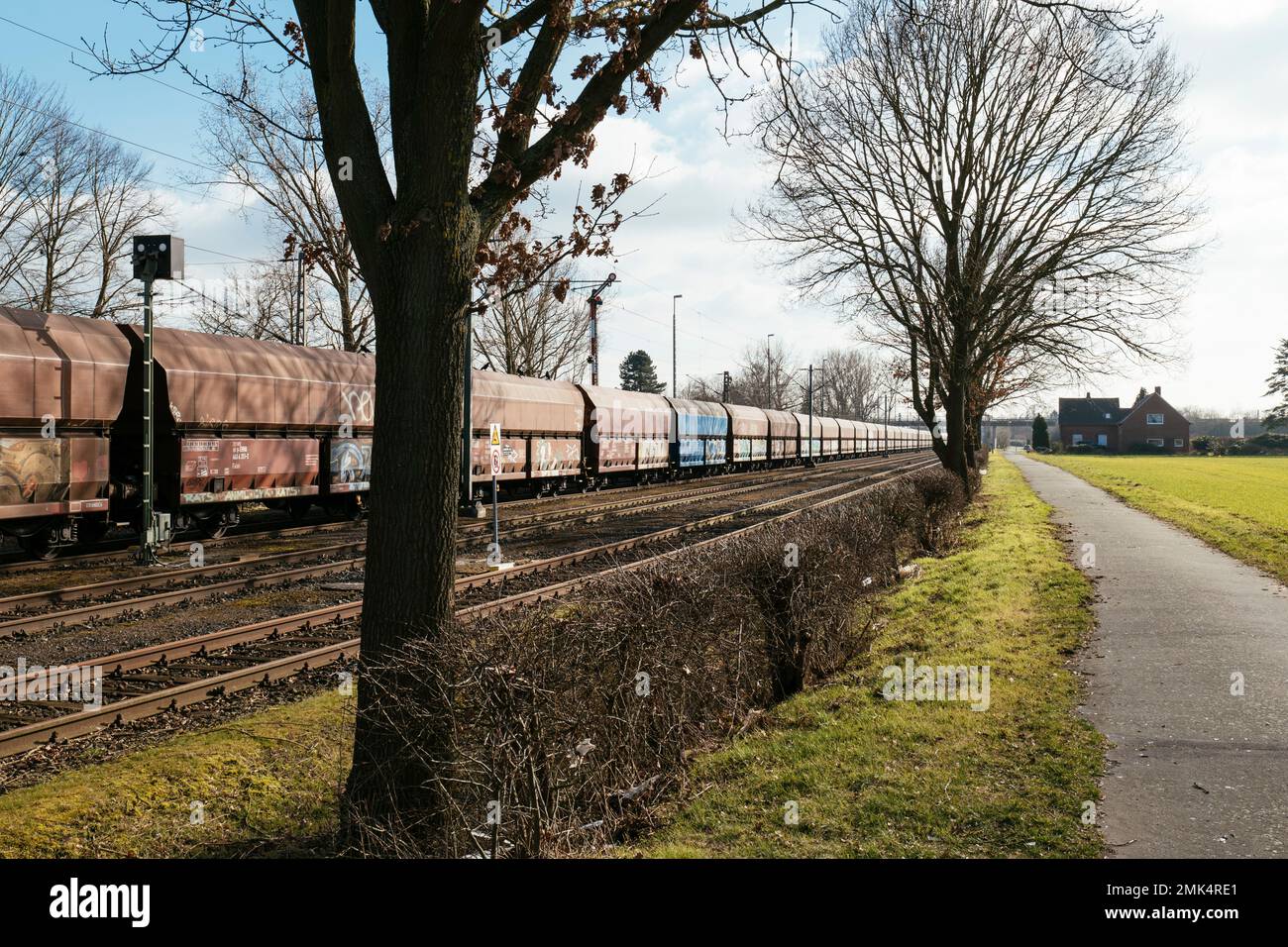 Tren de carga con carbón para la planta de generación eléctrica de carbón en Petershagen-Lahde. Foto de stock