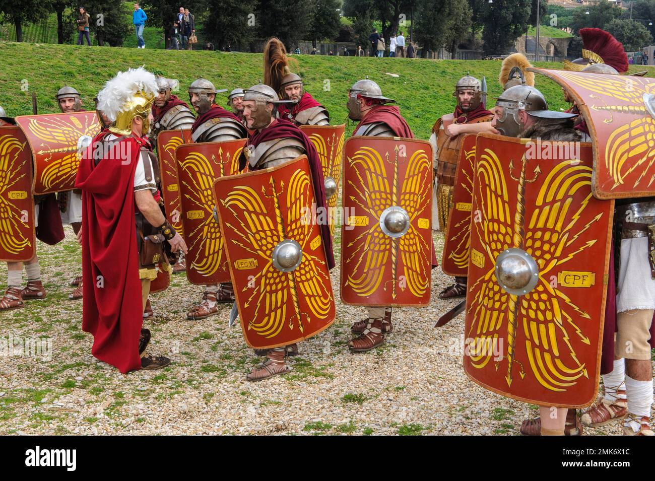 Grupo tradicional de legionarios romanos en equipo de uniforme histórico haciendo ejercicio en Circo Máximo, Roma, Lacio, Italia Foto de stock