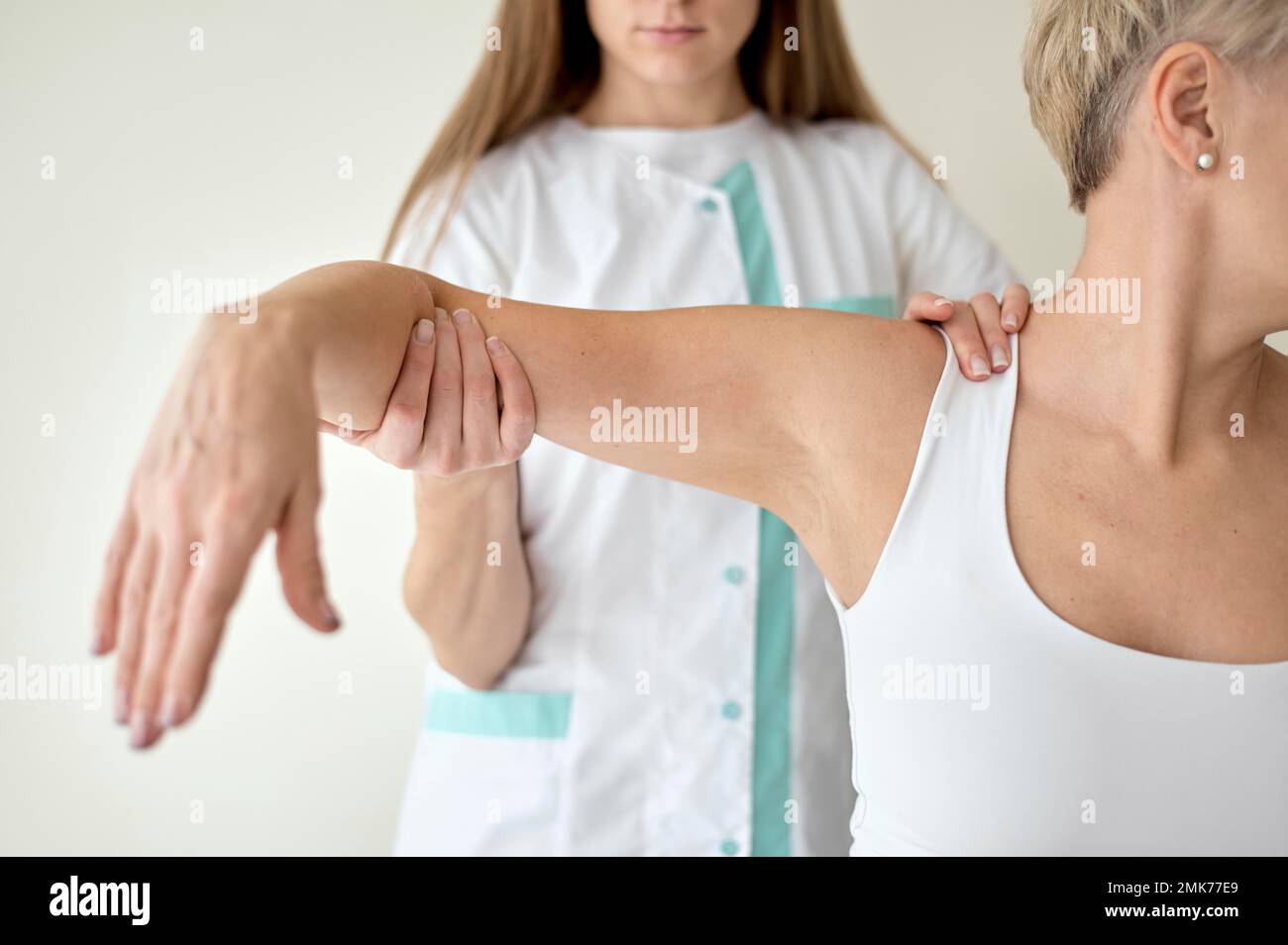 paciente femenina sometida a terapia física. Foto de alta resolución Foto de stock