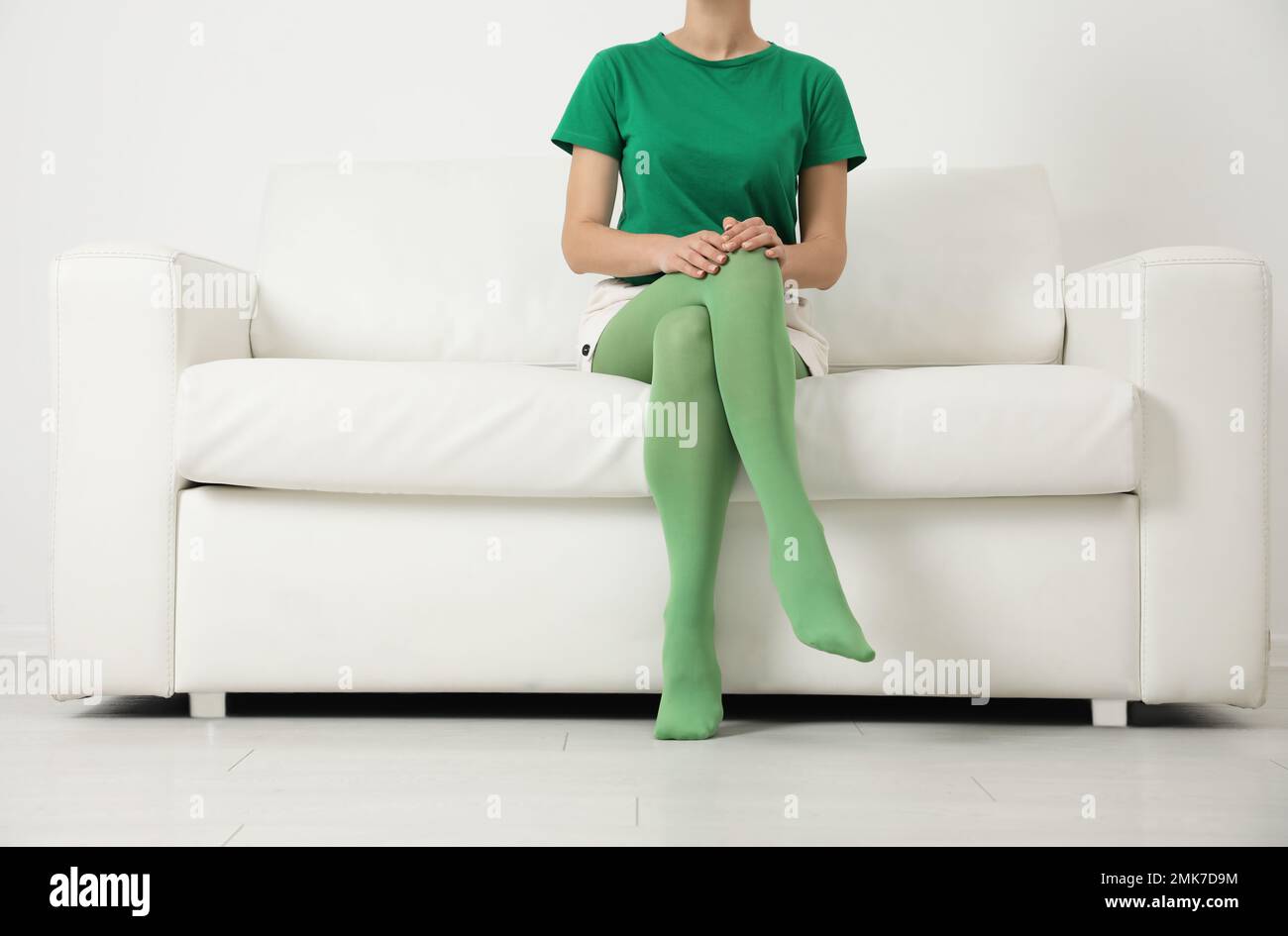vencimiento Hipócrita Disciplina Mujer con medias verdes sentada en el sofá en el interior, primer plano  Fotografía de stock - Alamy