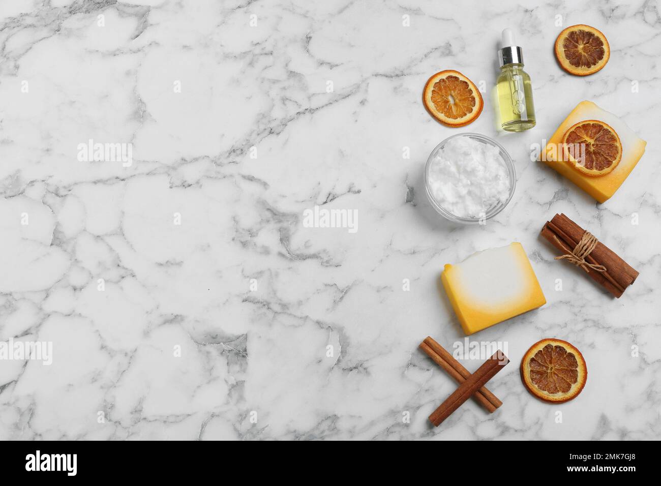 Composición plana con jabón natural hecho a mano e ingredientes en mesa de  mármol blanco, espacio para texto Fotografía de stock - Alamy