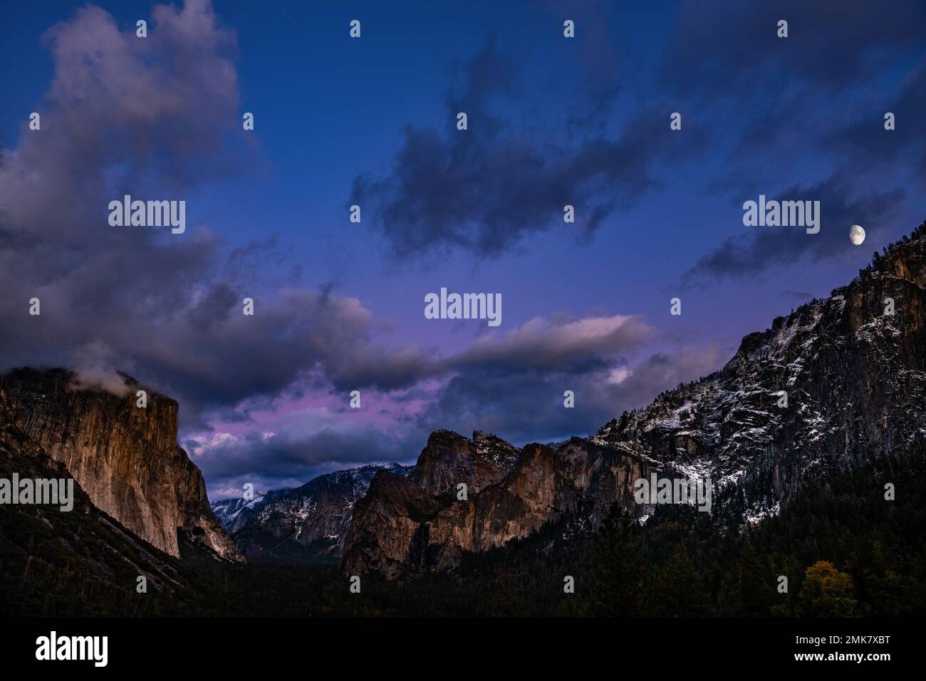 La mundialmente famosa vista del túnel del Parque Nacional de Yosemite Foto de stock