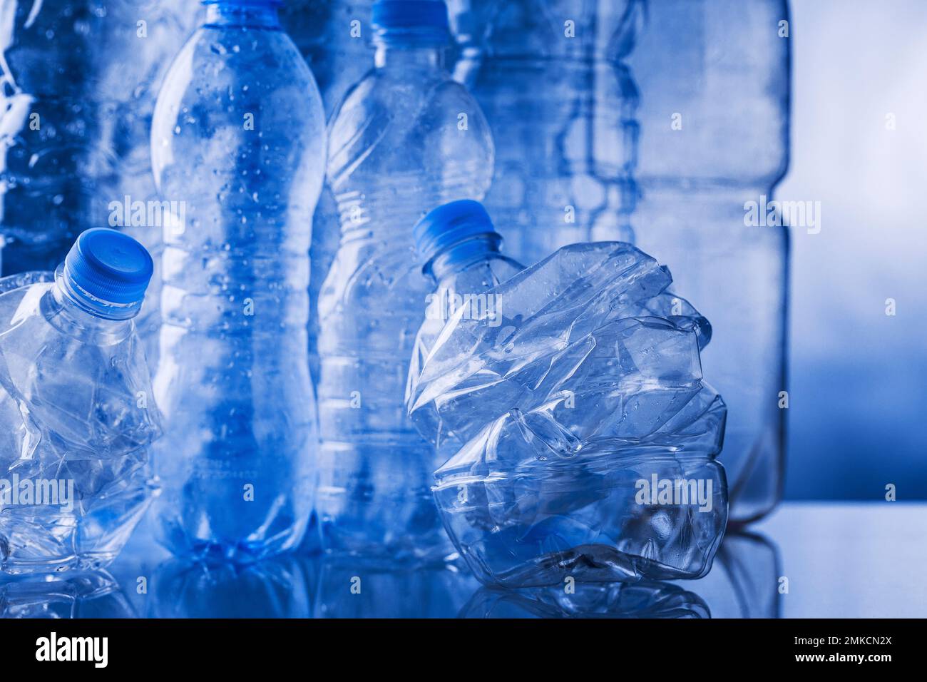 Reciclaje de botellas de plástico vacías, para la recogida separada de residuos y la contaminación del suelo Foto de stock