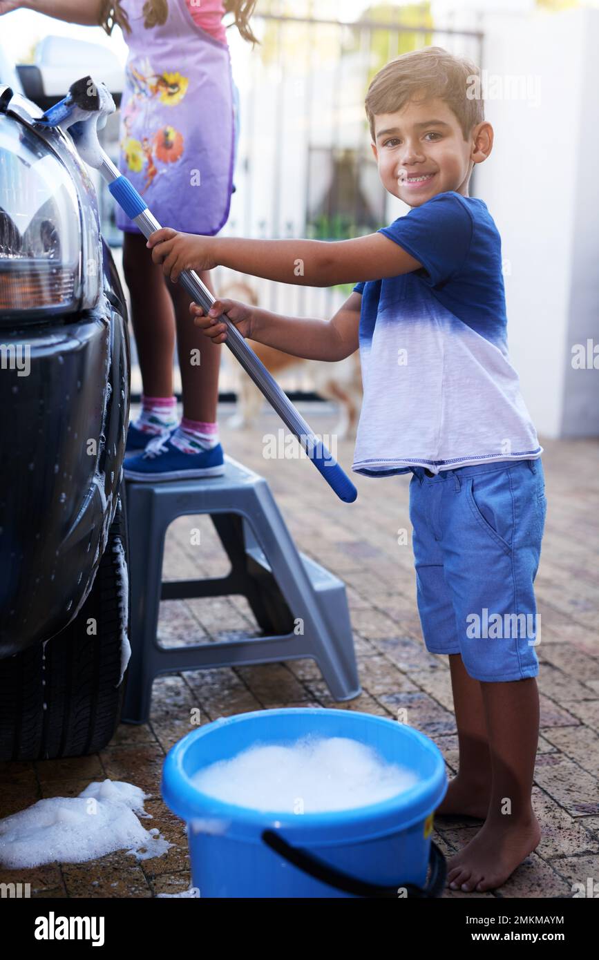 Niño Pequeño Aprendiendo a Lavar El Coche Jabalí Con Esponja