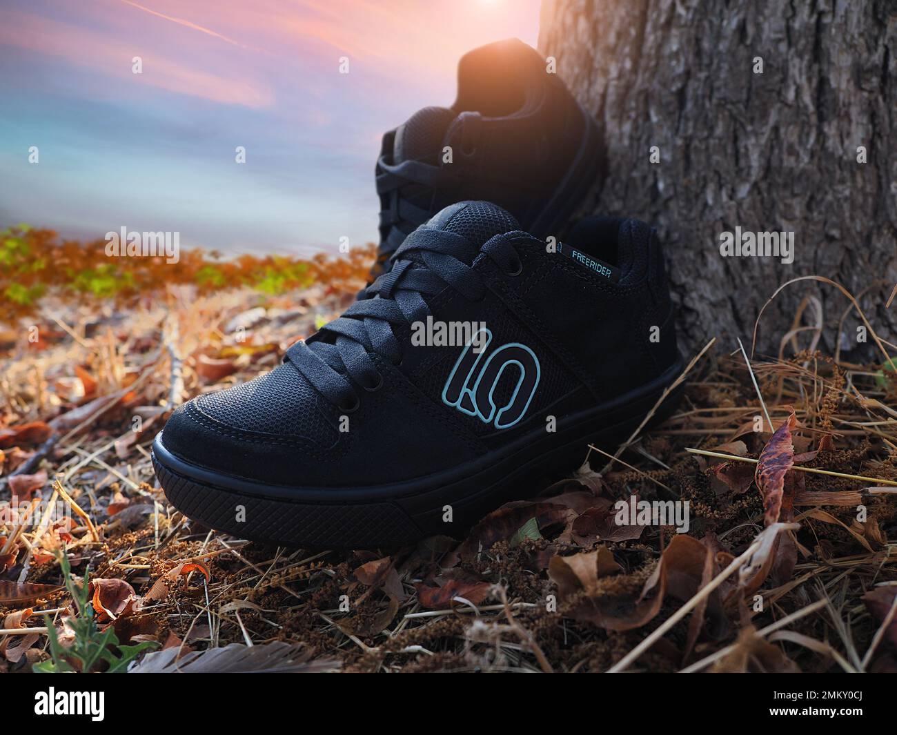Zapatillas adidas negras fotografías e imágenes de alta resolución - Página  2 - Alamy