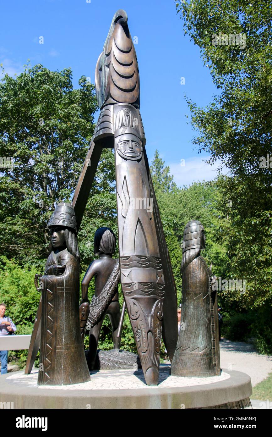 Polo del tótem de las Primeras naciones alias polo de la historia en el lado del agua de Stanley Park en Vancouver, Columbia Británica, Canadá Foto de stock