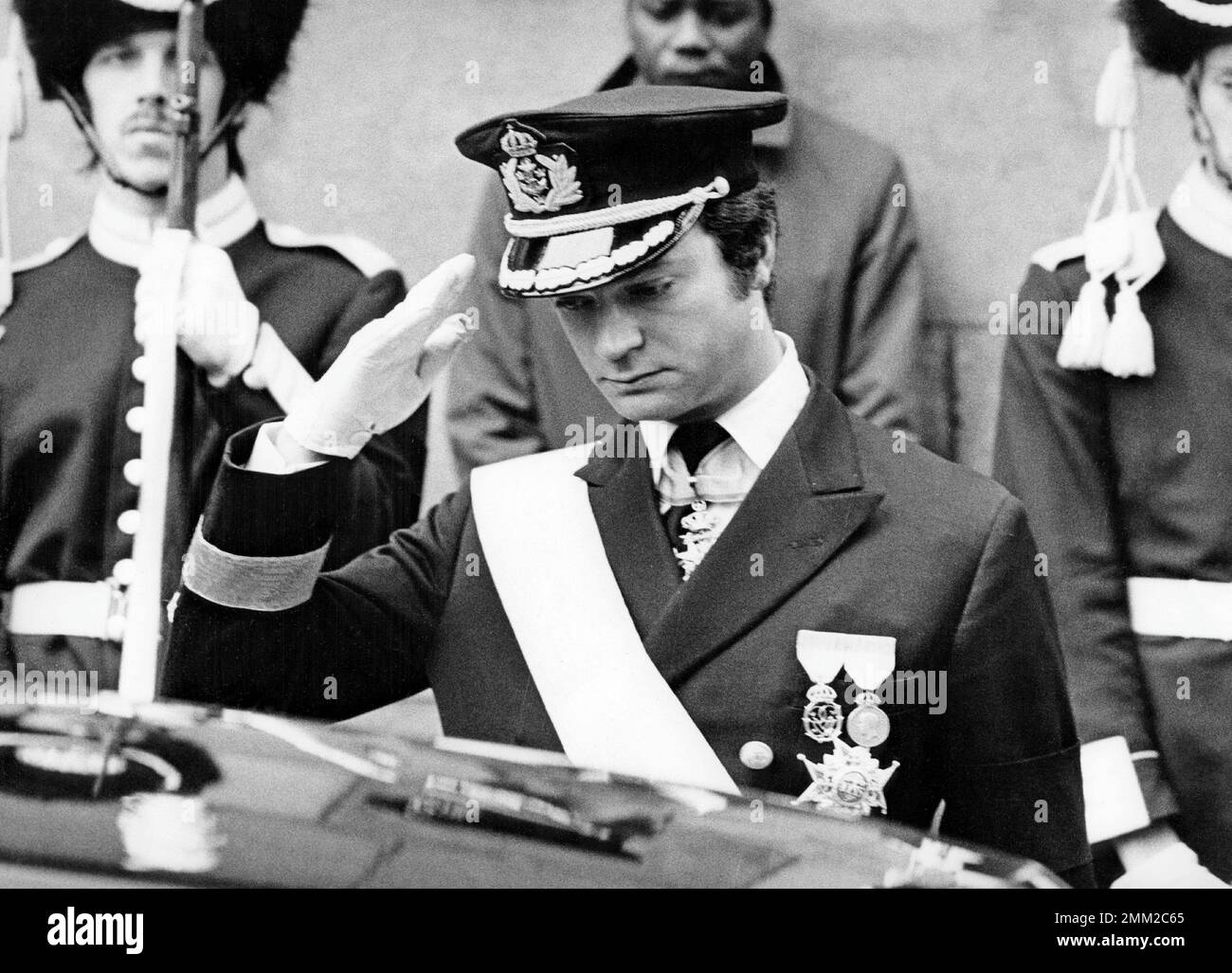 Carlos XVI Gustaf, rey de Suecia. Nacido el 30 de abril de 1946. En la foto, el 25 de septiembre de 1973, en el funeral de su abuelo, el rey Gustavo VI Adolf. Foto de stock