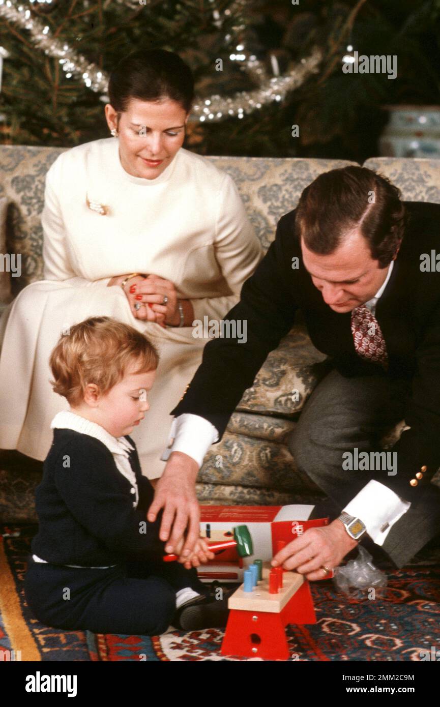 Carlos XVI Gustaf, rey de Suecia. Nacido el 30 de abril de 1946. En la foto con la reina Silvia y su hijo el príncipe Carl Philip el 1981 de diciembre. Foto de stock