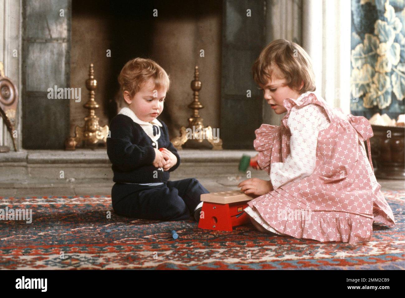 Carlos XVI Gustaf, rey de Suecia. Nacido el 30 de abril de 1946. En la foto de sus hijos, la princesa Victoria y el príncipe Carl Philip en diciembre de 1981. Foto de stock