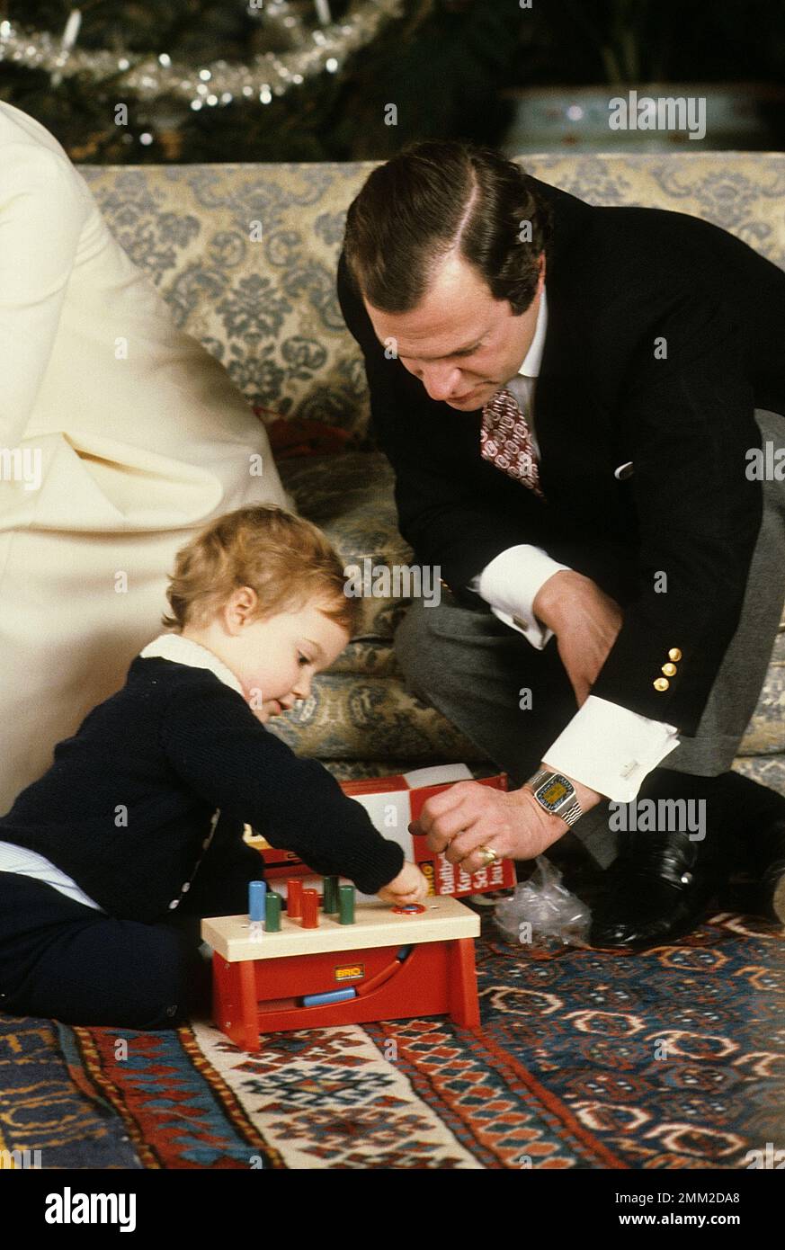 Carlos XVI Gustaf, rey de Suecia. Nacido el 30 de abril de 1946. En la foto con su hijo el príncipe Carl Philip en una foto de navidad el 1981 de diciembre. Foto de stock