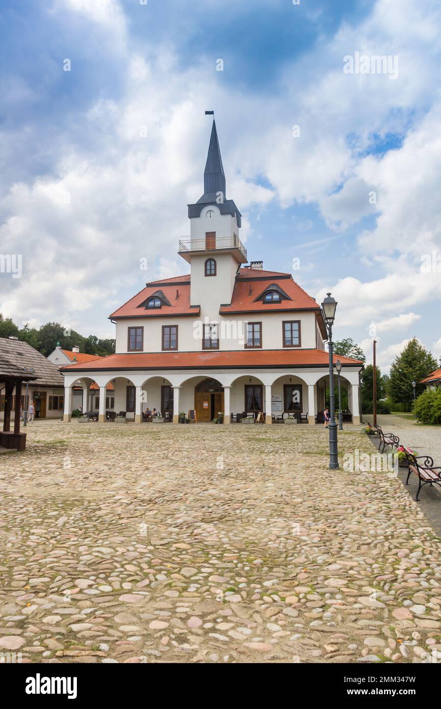 Ayuntamiento en la plaza del mercado de la ciudad museo Nowy Sacz, Polonia Foto de stock