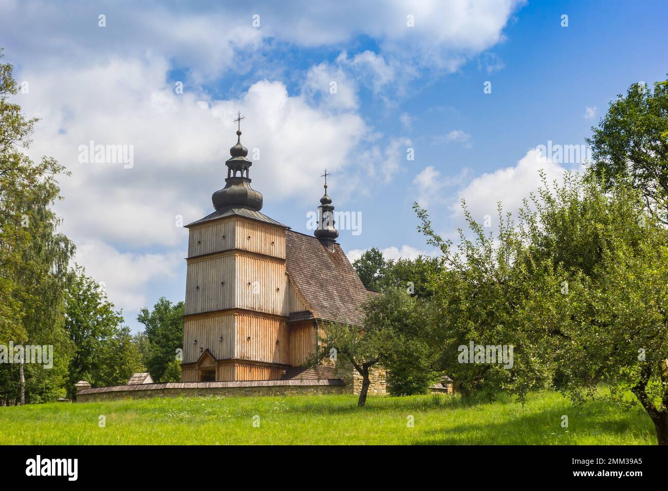 Tradicional iglesia de madera en un parque en Nowy Sacz, Polonia Foto de stock