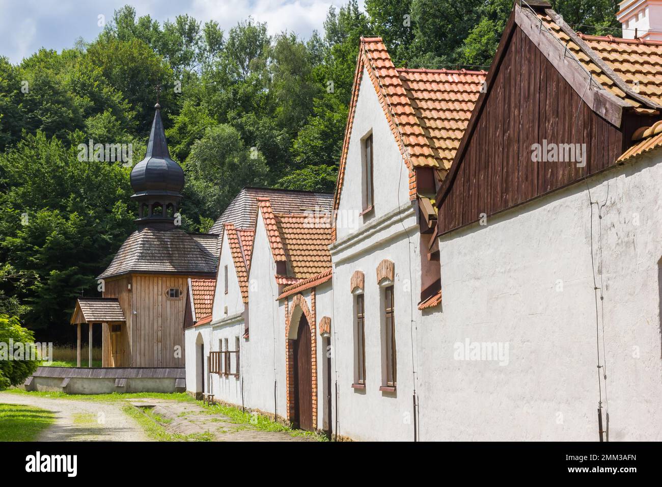 Casas blancas e iglesia de madera en Nowy Sacz, Polonia Foto de stock
