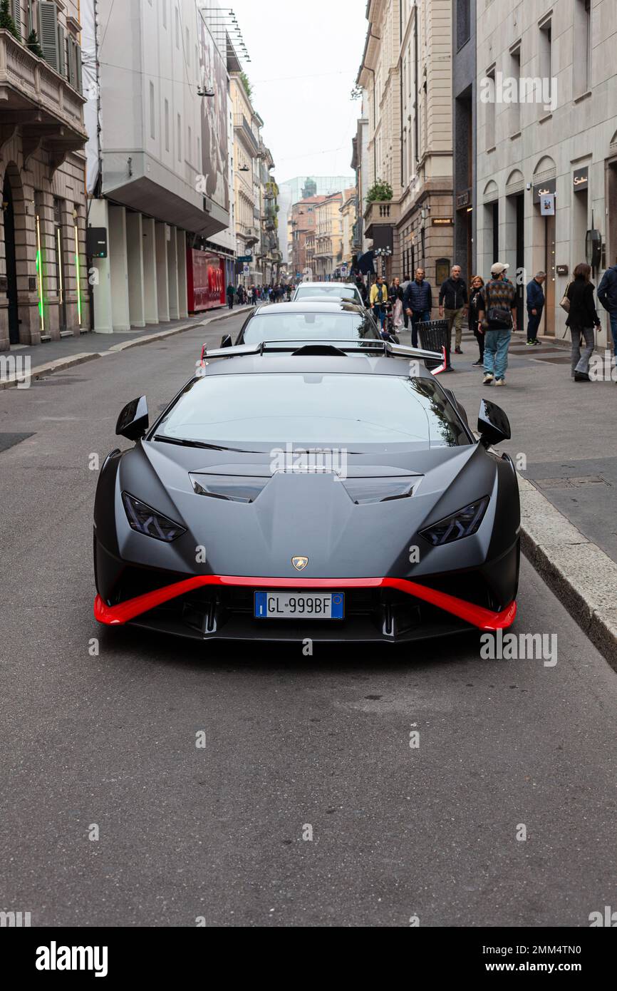 Milán, Italia - 16 de octubre de 2022: Lamborghini Huracán STO super  deportivo en negro aparcado en la calle Montenapoleone Fotografía de stock  - Alamy