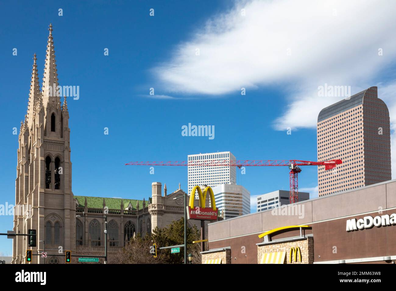 Denver, Colorado Una grúa de construcción se levanta entre los