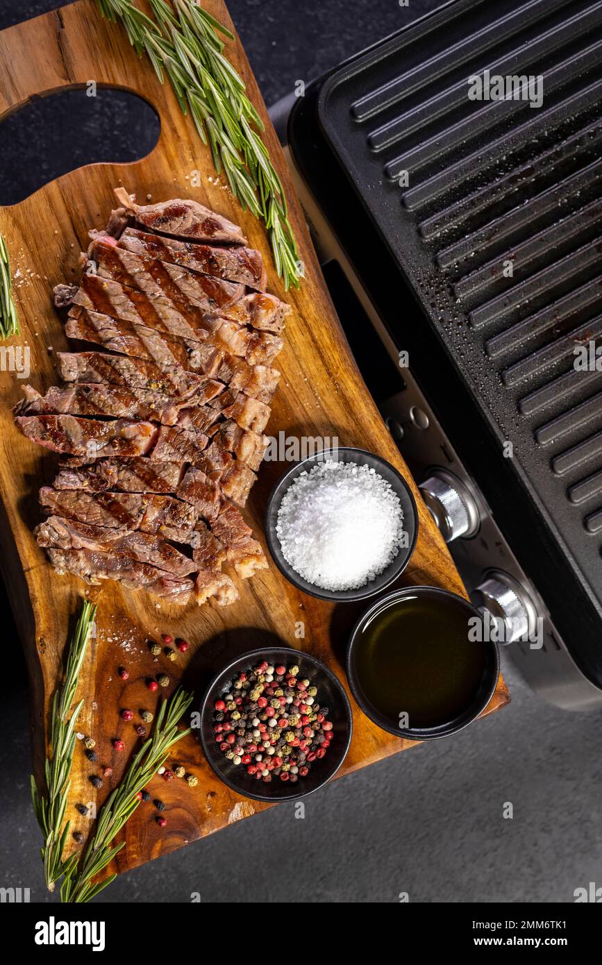 bistec en madera con especias y parrilla eléctrica Fotografía de stock -  Alamy