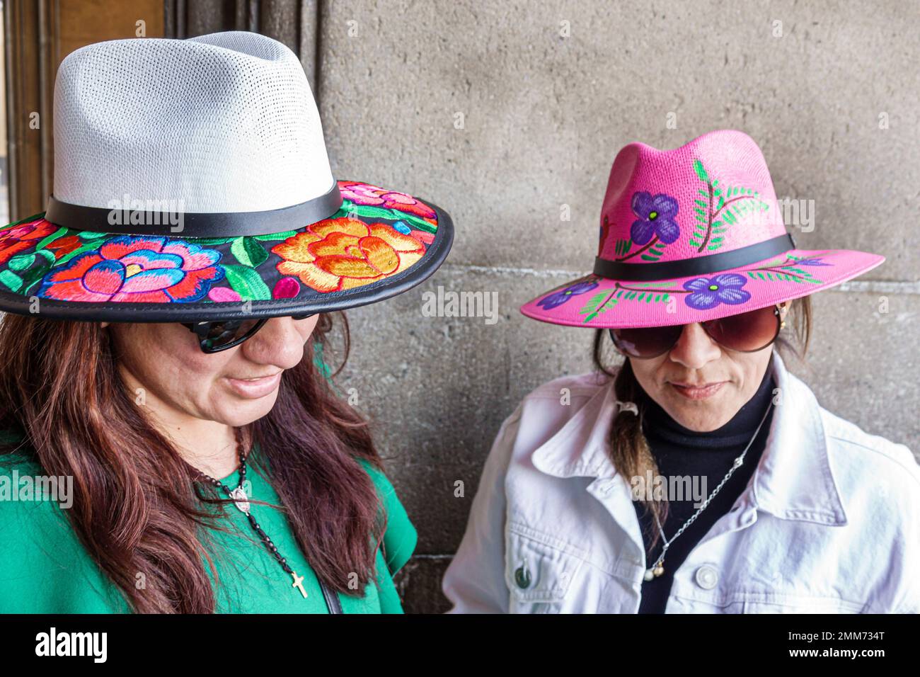 Sombreros pintados a mano fotografías e imágenes de alta resolución - Alamy