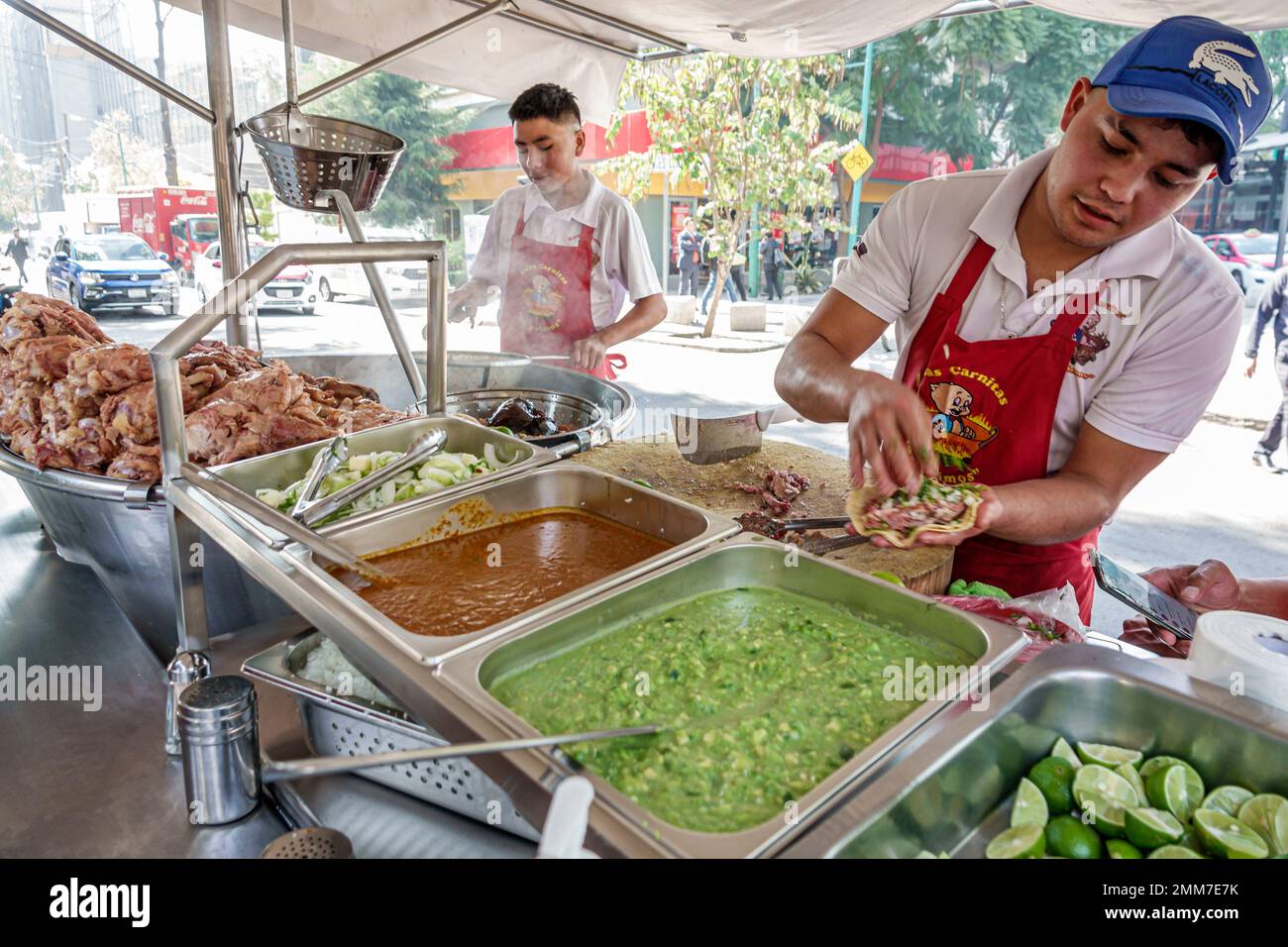 Ciudad de México, Avenida Paseo de la Reforma, vendedor de comida callejera, cocinar preparando, tacos de carnitas, hombre hombre hombre, adultos adultos, residentes Foto de stock