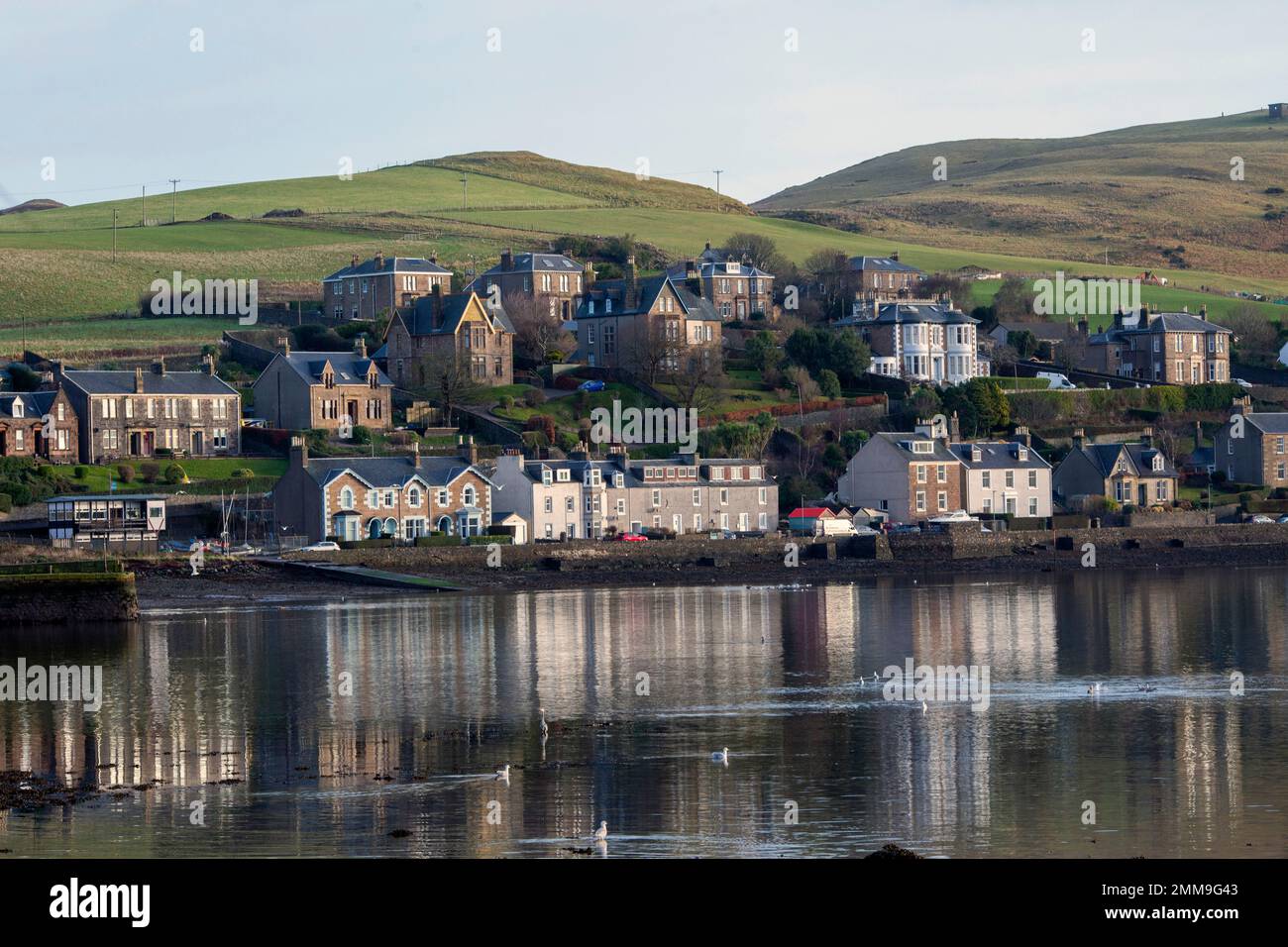 Vista de las casas junto al puerto en Campbeltown en península de Kintyre, en Argyll and Bute, en Escocia, Reino Unido Foto de stock