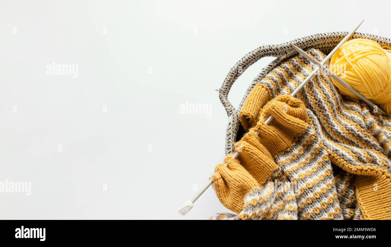 Corteza promedio Método agujas de punto cesta de lana con espacio de copia. Hermosa foto Fotografía  de stock - Alamy