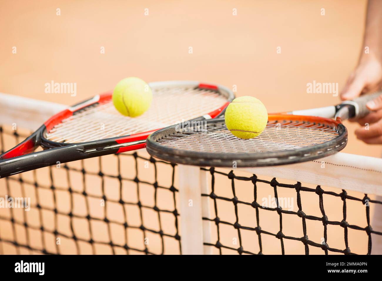 pareja de tenis sosteniendo raquetas de tenis. Foto de alta resolución Foto de stock