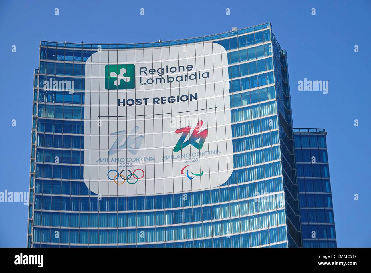 Palazzo Lombardia en Milán, sede del gobierno regional con el logotipo y las imágenes de los Juegos Olímpicos de Invierno Milano Cortina 2026. Milán, Italia Foto de stock