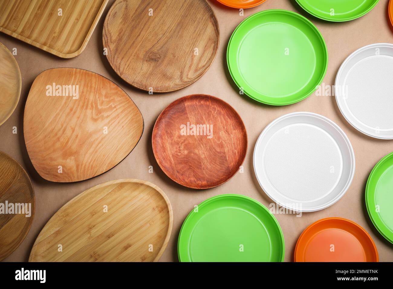 Muchos platos de plástico y madera sobre fondo beige, plano lay. Concepto de reciclaje Foto de stock