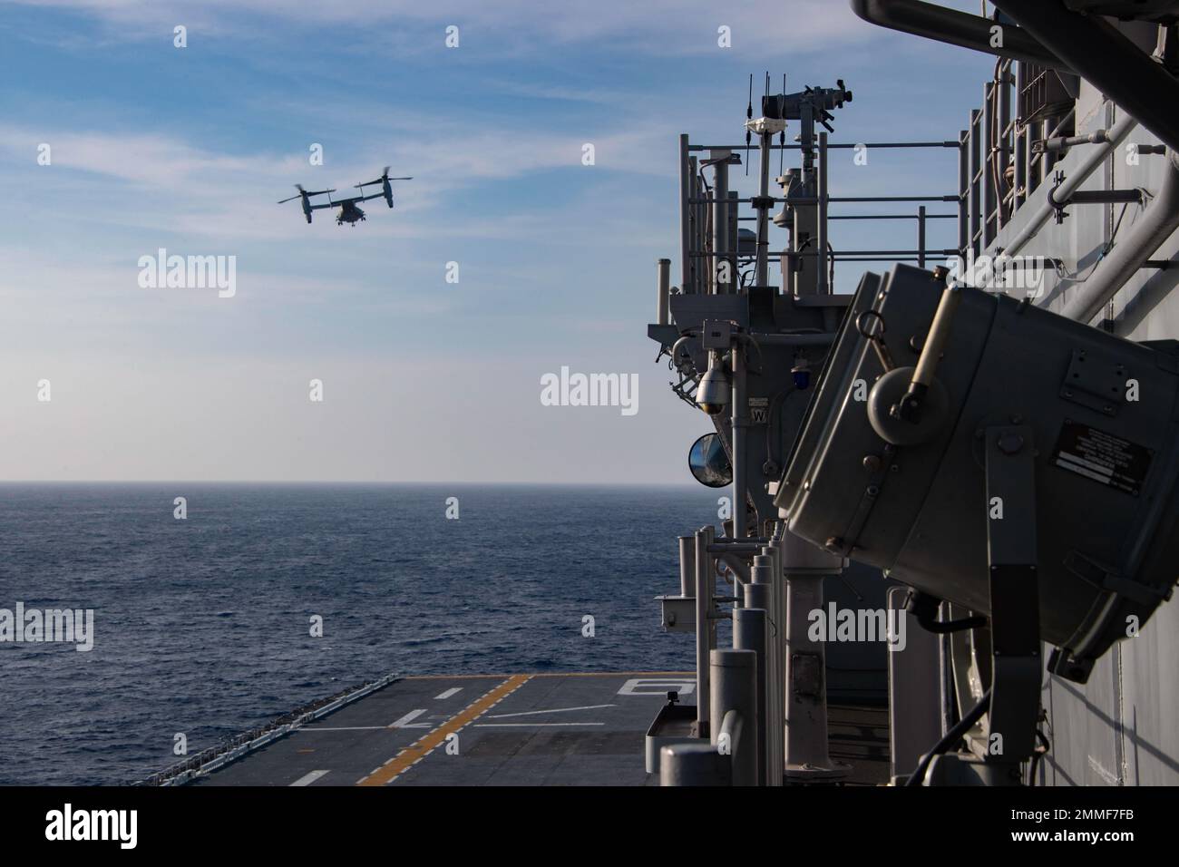 MAR DE CHINA ORIENTAL (SEPT 17, 2022) Un avión tiltrotor MV-22B Osprey de los “Tigres Voladores” del Escuadrón de Tiltrotor Medio Marino (VMM) 262 despegará de la cubierta de vuelo del portador de asalto anfibio desplegado hacia adelante USS America (LHA 6) durante las operaciones de vuelo en el Mar de China Oriental, el 17 de septiembre de 2022. America, buque líder del America Amphibious Ready Group, está operando en el área de operaciones de la Flota 7th para mejorar la interoperabilidad con aliados y socios y servir como una fuerza de respuesta para defender la paz y la estabilidad en la región del Indo-Pacífico. Foto de stock