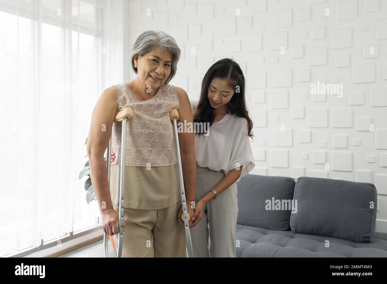 Mujer en muletas fotografías e imágenes de alta resolución - Página 7 -  Alamy