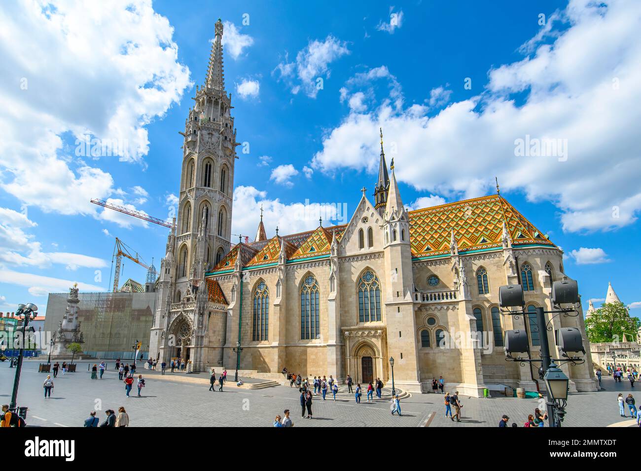 Budapest, Hungría. Iglesia de Matías, una iglesia situada frente al Bastión de los Pescadores en el corazón del distrito de los castillos de Buda Fotografía de stock - Alamy Budapest, Hungría. Iglesia de Matías, una iglesia situada frente al Bastión de los Pescadores en el corazón del distrito de los castillos de Buda Fotografía de stock - Alamy