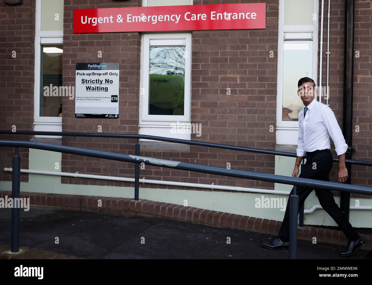El primer ministro británico Rishi Sunak camina durante una visita al Hospital Universitario de North Tees, en Stockton-on-Tees, Gran Bretaña, el 30 de enero de 2023. REUTERS/Phil Noble/Pool Foto de stock