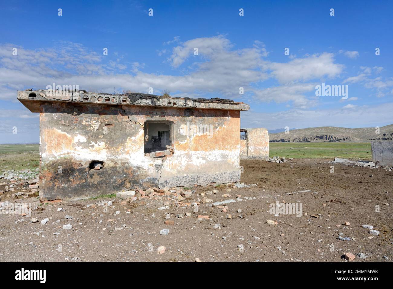 Antigua guarnición de la guardia fronteriza en la frontera china, provincia de Naryn, Kirguistán Foto de stock