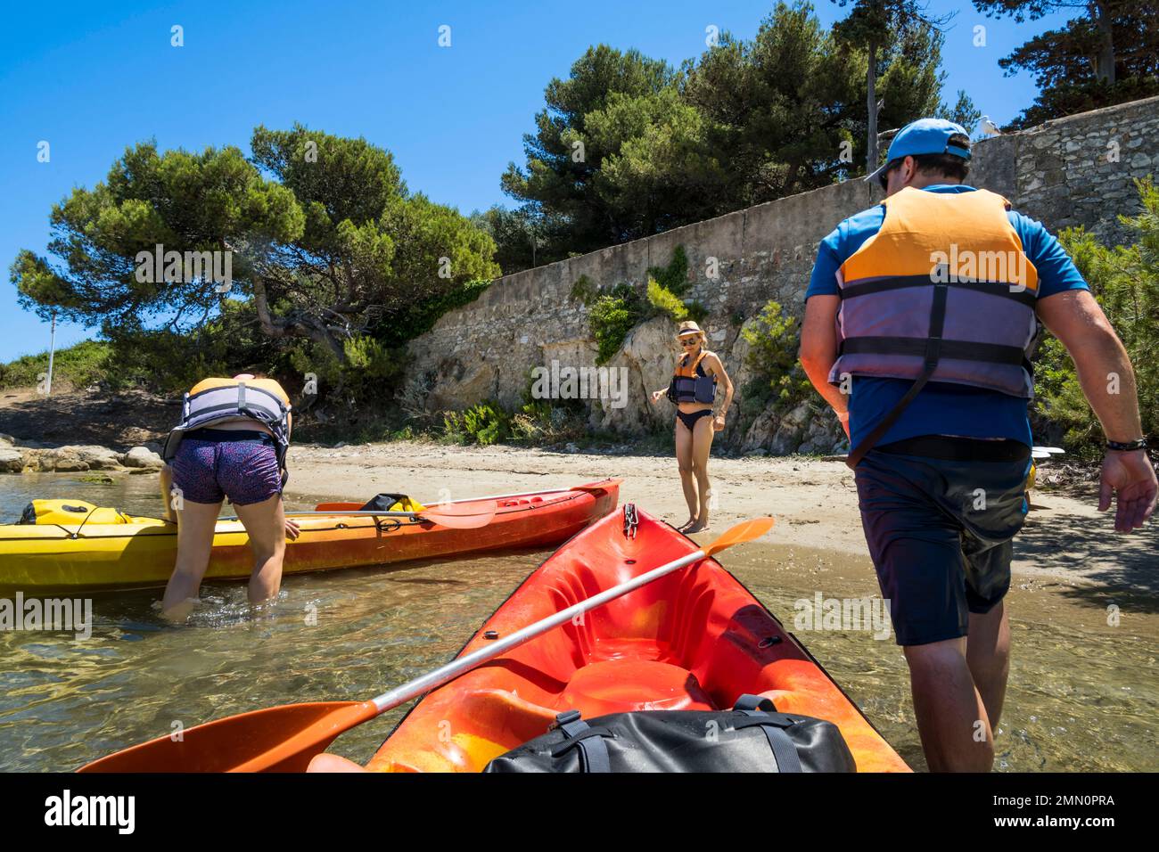Francia, Alpes Marítimos, Cannes, kayak en las Islas Lerins, llegada a