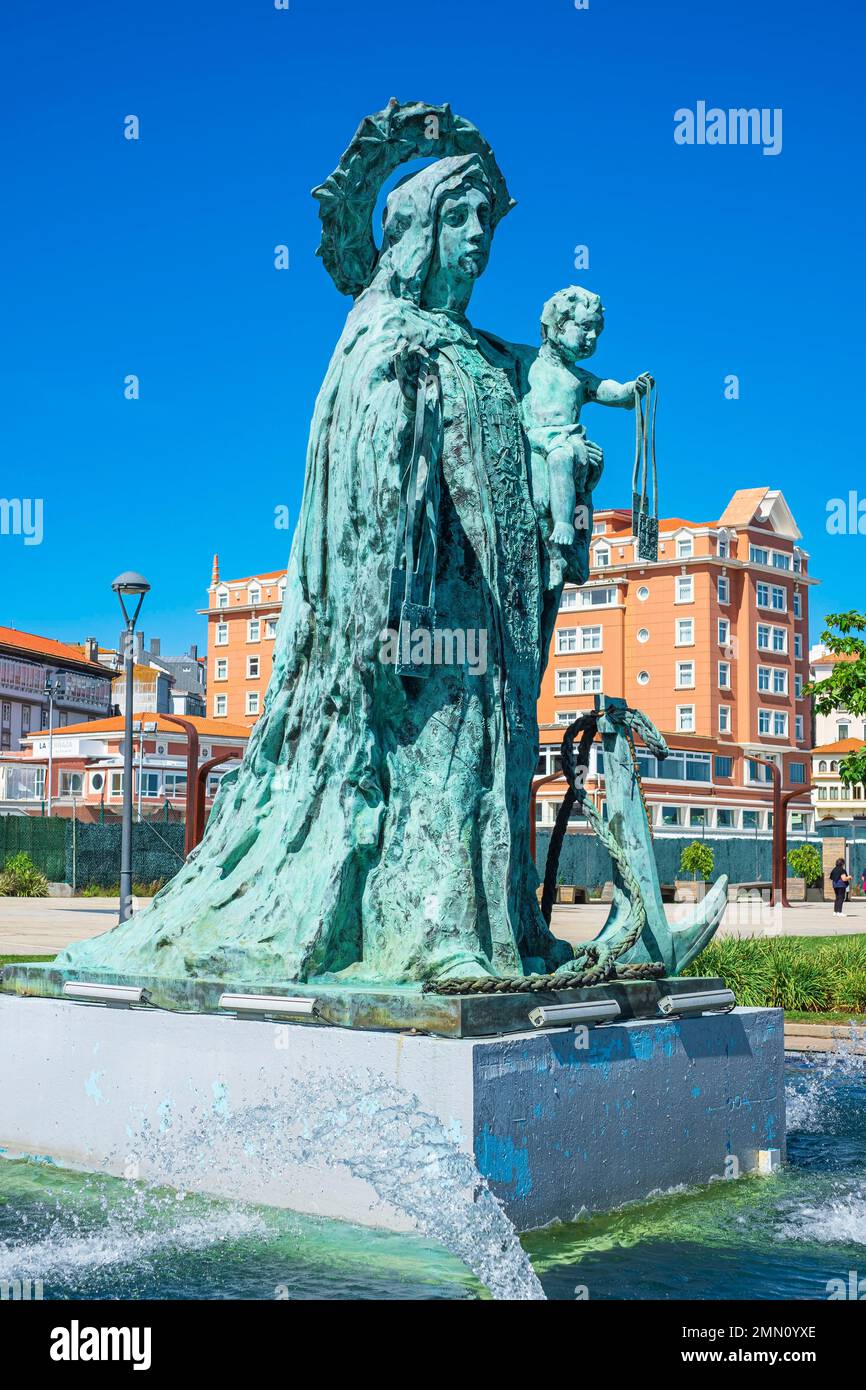 España, Galicia, A Coruña, explanada Paseo del Parrote en primera línea de mar, Virgen del Carmen, patrona de los mares, por el escultor Suso León Foto de stock