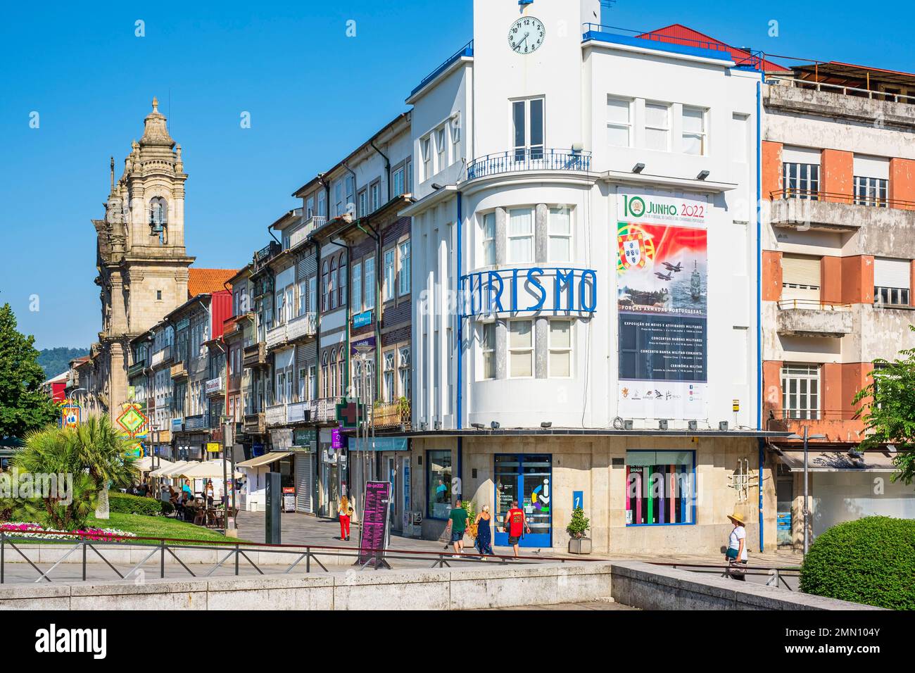 Portugal, Región Norte, Braga, Plaza de la República (Praca da República),  la oficina de turismo y la Basílica de los Congregados Fotografía de stock  - Alamy