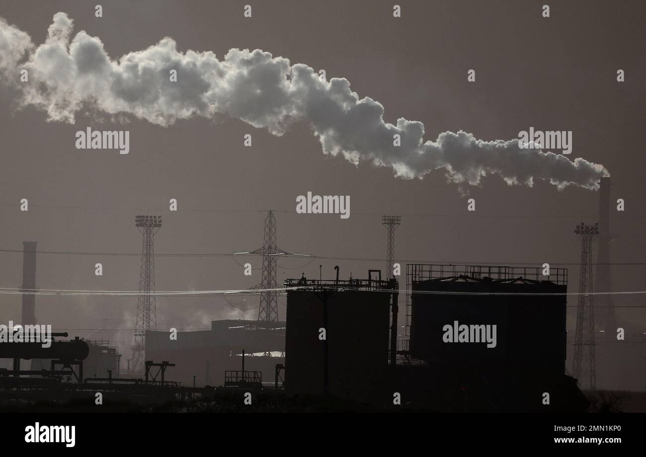 El vapor sale de las chimeneas en una planta química cerca de Redcar, Gran Bretaña, 30 de enero de 2023. REUTERS/Phil Noble Foto de stock