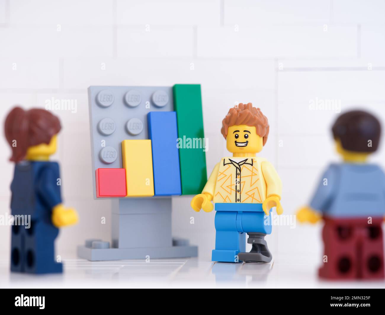 Tambov, Federación Rusa - 24 de enero de 2023 minifiguras de negocios de Lego que tienen una reunión y discuten gráficos que muestran los resultados de su trabajo Foto de stock