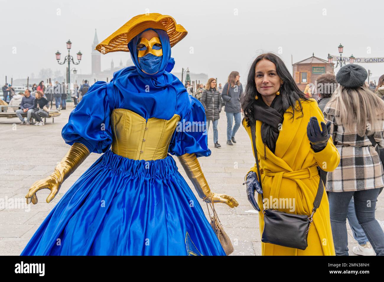 Disfraz de carnaval azul y amarillo fotografías e imágenes de alta  resolución - Alamy
