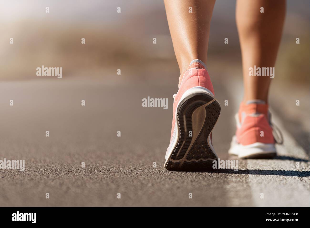 Zapato de running primer plano de mujer corriendo en carretera con zapatos  deportivos Fotografía de stock - Alamy