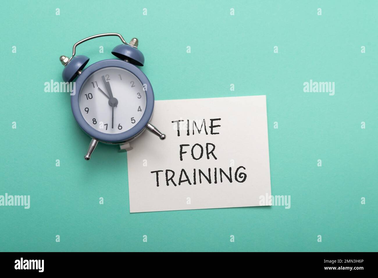 Tiempo de la frase para el entrenamiento y el despertador en el fondo cian  Fotografía de stock - Alamy