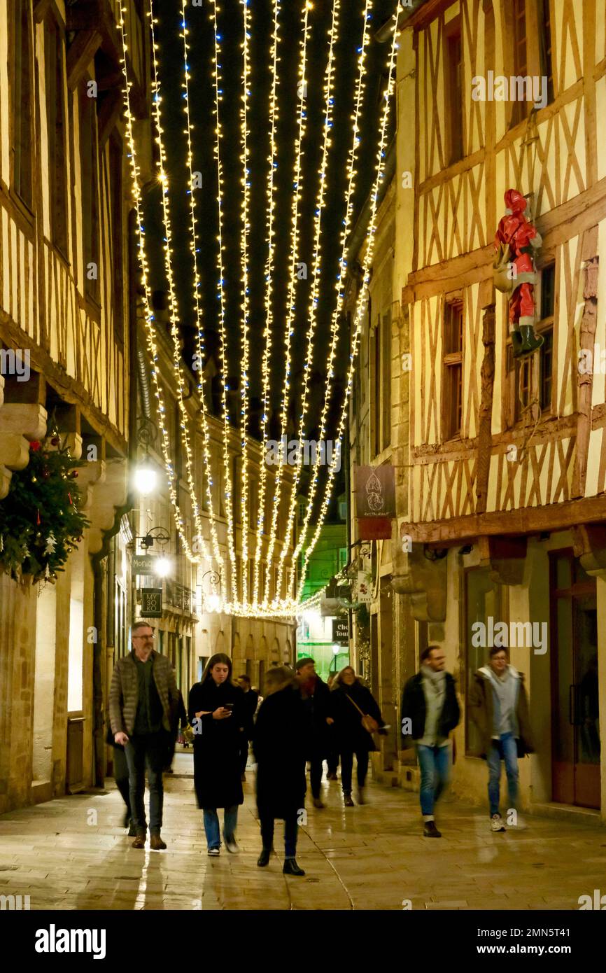 Francia, Cote d'Or, Dijon, zona declarada Patrimonio de la Humanidad por la UNESCO, iluminaciones navideñas, Rue Amiral Roussin, casas de entramado de madera Foto de stock
