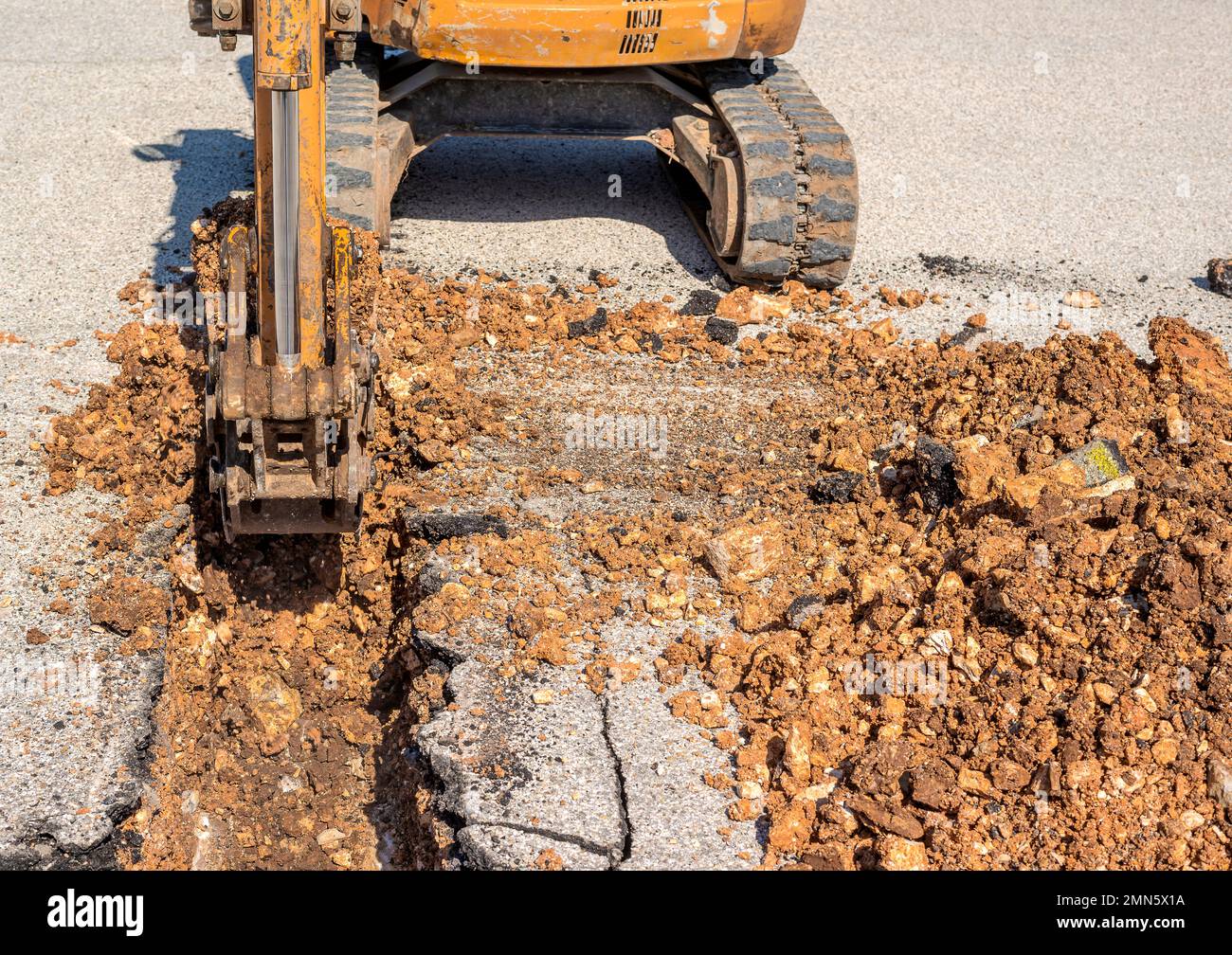 Cerca de una industria de la construcción para servicio pesado Máquina excavadora aplastar piedras en un sitio en construcción Foto de stock