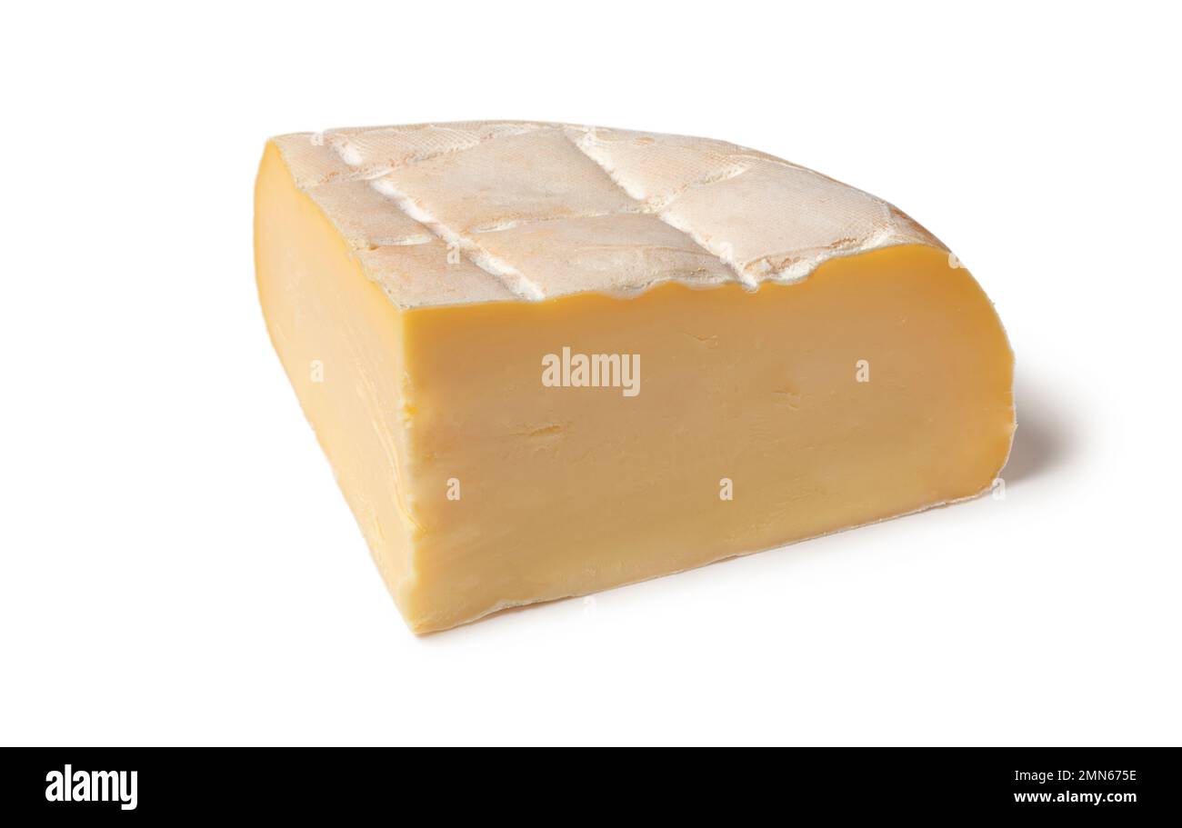 Pedazo de Brujas Blomme fresco, queso belga, cerca aislado sobre fondo blanco Foto de stock